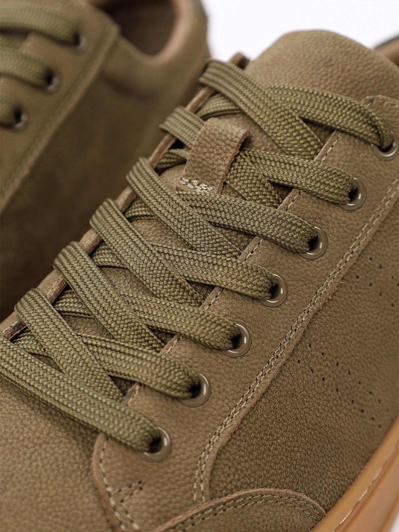 Кеды зеленого цвета на низкой подошве